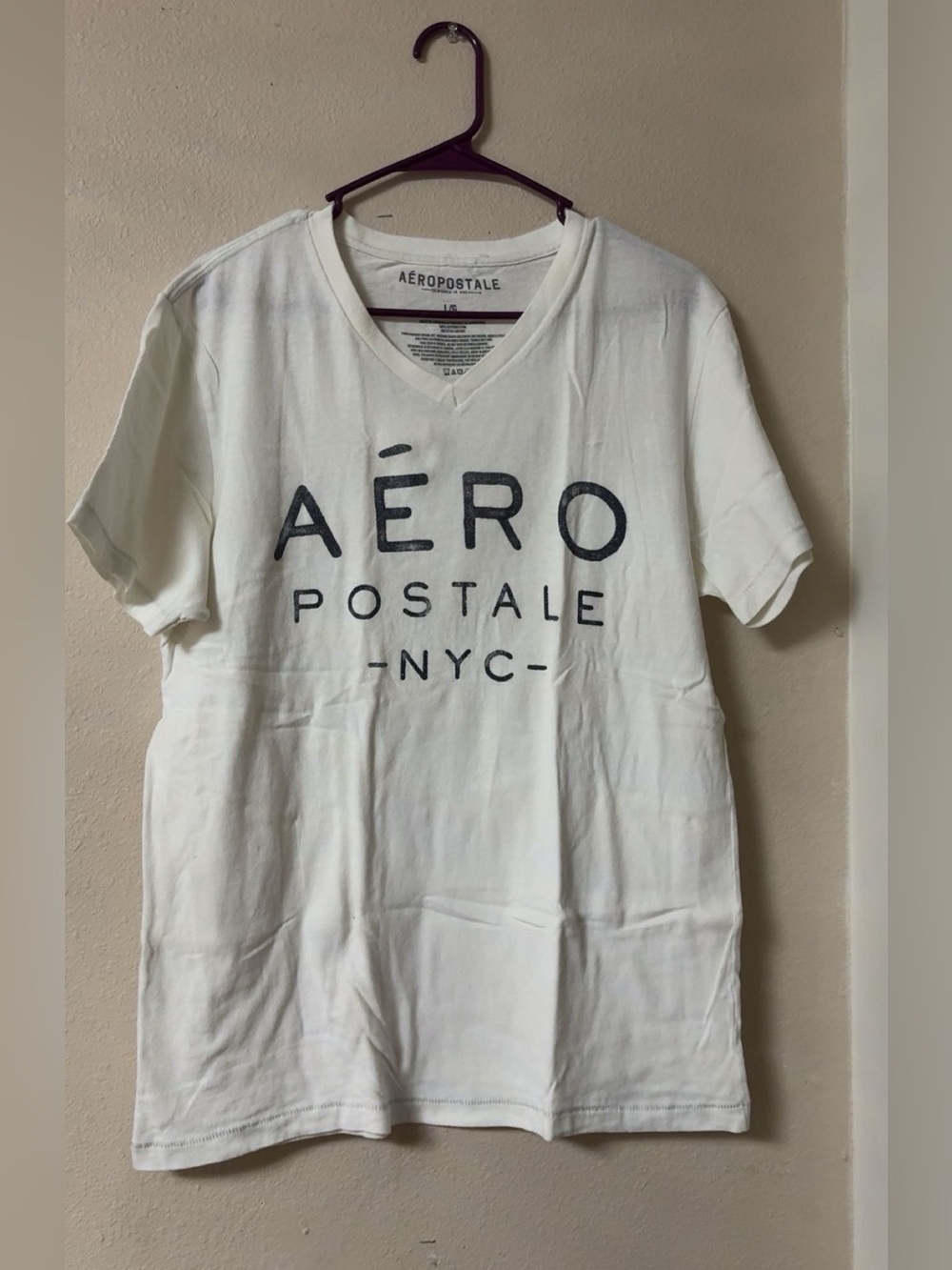 Aeropostale White V-Neck AÉRO Postale NYC Graphic Tee